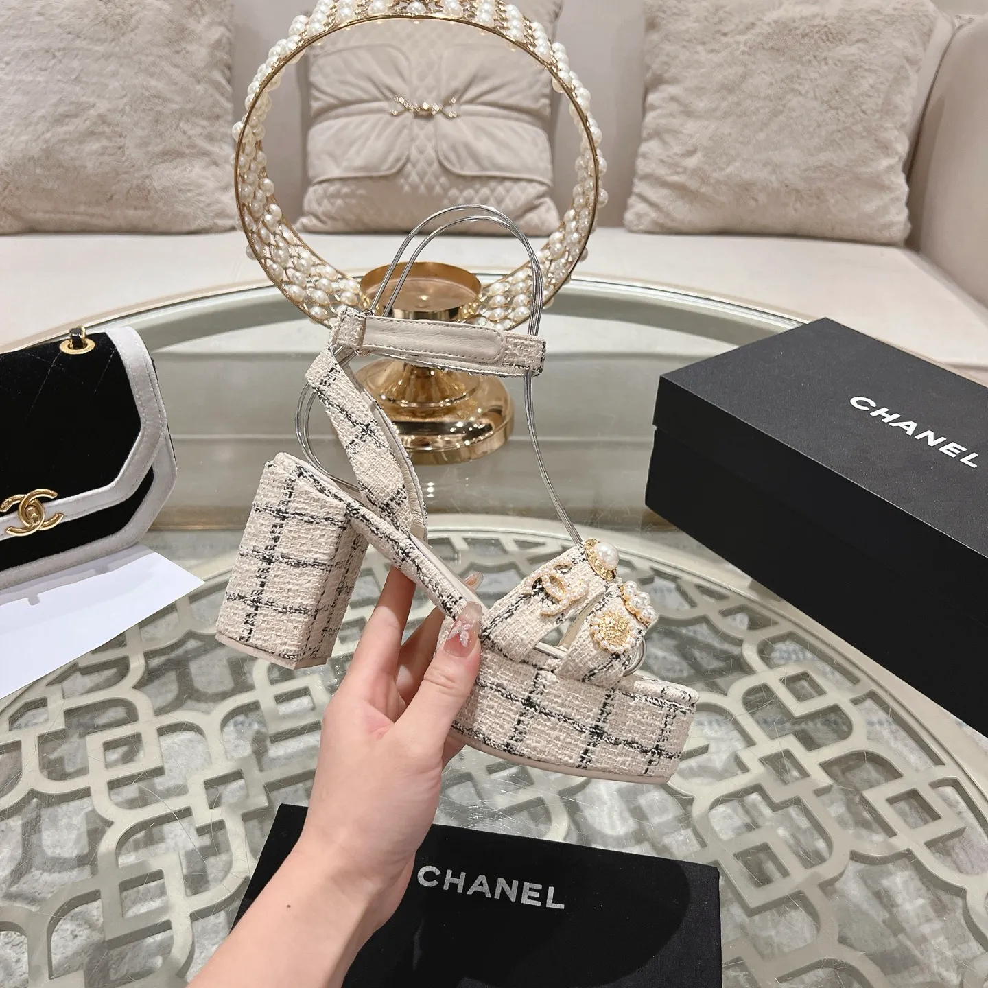👟👟Ex-factory price 580👟👟 𝐂𝐇𝐀𝐍𝐄𝐋 | Xiaoxiang 25𝐬𝐬Spring and summer new products Counter classic catwalk models New series of high-heeled and waterproof platform sandals〰 A must-have in the fashion circle, the combination will interpret the meticulous, minimalist and classic elements that will never fade away It shows a unique dressing style that is too beautiful to say. A must-have for summer... Upper: Highly customized original specific fabrics. Lining: imported sheepskin lining. Outsole: original molded non-slip outsole. Heel height: 12cm. Waterproof platform: 2.5cm. Size: 35-39 (40.41.42 customization is not returnable)